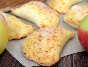 Яблочные пирожки из сырного теста