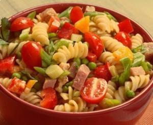 Итальянский салат с ветчиной и овощами