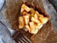 Карамельный яблочный пирог без выпечки и без муки