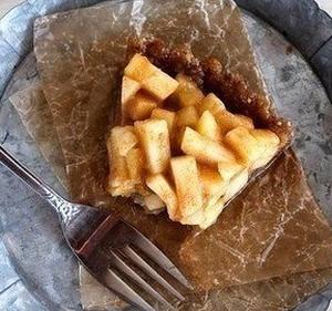 Карамельный яблочный пирог без выпечки и без муки