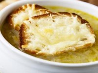 Луковый суп с сырными гренками