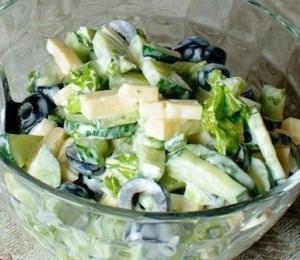 Огуречный салат с маслинами и сыром