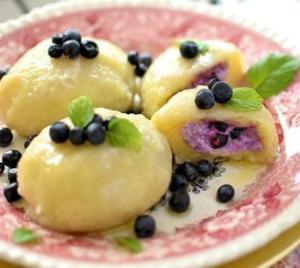 Польская кухня: клецки с творогом и ягодами