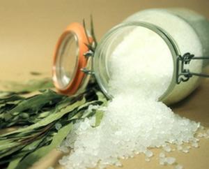 В большинстве дискуссий об употреблении соли игнорируется вопрос об обработке соли. Мало кто понимает, что соль у нас очень сильно рафинирована, точно так же как и сахар, мука и растительное масло. Это продукт химической и высокотемпературной промышленной обработки, при которой из нее удаляются все ценные соли магния, а так же микроэлементы, которые содержатся в морской воде. Чтобы соль оставалась сухой, производители соли добавляют к этому «чистому» продукту несколько вредных добавок, включая соединения алюминия. Вместо природных солей йода, которые удаляются во время обработки, добавляется йодид калия в количествах, которые могут оказаться токсичными. Для стабилизации летучих соединений йода производители добавляют Д-глюкозу (декстрозу), которая придает йодированной соли розоватый оттенок. После этого для восстановления белизны необходим отбеливатель.   При обсуждении проблемы здорового питания возникает огромное количество разногласий, и проблема употребления соли не является исключением. В последние годы диетологи обычно советуют ограничивать содержание соли в рационе, и эта рекомендация получила одобрение ортодоксальной медицины. Первые исследования в этой области выявили связь между употреблением соли и повышением артериального давления, однако впоследствии было доказано, что ограничение употребления соли может принести больше вреда чем пользы. В 1983 году в рамках серьезного исследования было доказано, что соль, употребляемая в пищу, у большинства людей никак не влияет на уровень кровяного давления. Напротив, в некоторых случаях ограничение употребления соли в действительности приводило к повышению давления. В исследовании, проведенном в 1930-х годах, было выяснено, что дефицит соли приводит к потере чувства вкуса, судорогам, слабости, утомляемости и серьезным кардиореспираторным нарушениям при физических усилиях.  За редким исключением соль употребляют во всех традиционных культурах. Изолированные первобытные племена, живущие далеко от моря или других источников соли, жгут болотную траву, богатую натрием, и добавляют золу к пище. Соль является не только источником натрия, но также и источником хлора, необходимого для выработки соляной кислоты (желудочного сока), правильного функционирования мозга и нервной системы, а также для многих других процессов. Хлорид, входящий в соль, также стимулирует выработку ферментов амилаза, необходимых для усвоения углеводсодержащей пищи.  Потребность в соли каждого человека индивидуальна. При плохой работе надпочечников происходит потеря соли через мочу, поэтому им необходимо употреблять много соли с пищей, однако в других случаях избыточное употребление соли приводит к выведению из организма кальция и может стать причиной остеопороза. Избыток соли в рационе также приводит к дефициту калия.  Некоторые диетологи настаивают, что соль стимулирует работу желез совершенно так же, как это делает сахар, и, таким образом, она является причиной возникновения огромного количества дегенеративных заболеваний. Бессолевая диета часто способствует избавлению от угрей и полезна при жирной коже. С другой стороны, соль является эффективным стимулятором ферментов. Доктор Эдвард Хоуэлл, известный исследователь проблемы ферментов, отмечает, что если рацион человека состоит преимущественно из сырых продуктов питания (как, например, у эскимосов), он не особо нуждается в соли, но если в рацион входят преимущественно обработанные продукты (как, например, у китайцев), то для стимуляции ферментов в кишечнике соль необходима.  В большинстве дискуссий об употреблении соли игнорируется вопрос об обработке соли. Мало кто понимает, что соль у нас очень сильно рафинирована, точно так же как и сахар, мука и растительное масло. Это продукт химической и высокотемпературной промышленной обработки, при которой из нее удаляются все ценные соли магния, а так же микроэлементы, которые содержатся в морской воде. Чтобы соль оставалась сухой, производители соли добавляют к этому «чистому» продукту несколько вредных добавок, включая соединения алюминия. Вместо природных солей йода, которые удаляются во время обработки, добавляется йодид калия в количествах, которые могут оказаться токсичными. Для стабилизации летучих соединений йода производители добавляют Д-глюкозу (декстрозу), которая придает йодированной соли розоватый оттенок. После этого для восстановления белизны необходим отбеливатель.  Соль, высушенная на солнце, содержит элементы морской флоры и фауны, из которых организм может получить органические формы йода. Некоторые исследователи утверждают, что в такой форме йод остается в жидкостях организма в течение нескольких недель, а йод, высвобождаемый из йодида, усваивается очень быстро. Именно этим, возможно, объясняется обнаруженный врачом Генри Билером факт острой нехватки натрия в тканях людей, употребляющих рафинированную соль в больших количествах.  Даже так называемая «морская соль» в основном производится промышленными методами. Самая лучшая соль, более всего полезная для здоровья, производится высушиванием морской воды на солнце в глиняных резервуарах. Ее светло-серый цвет указывает на высокую влажность и высокое содержание микроэлементов. Эта природная соль содержит только около 82 процентов хлорида натрия. Примерно 14 процентов такой соли составляют макроэлементы, преимущественно магний. Кроме того, в ней содержится почти 80 микроэлементов. Лучше всего покупать нерафинированную соль, получаемую на природных солончаках Бретани, где ее извлекают с использованием традиционных методов. Прекрасным продуктом также является гавайская красная морская соль, но ее невозможно купить в остальных штатах США. Нерафинированная соль, добываемая в местах, где в древности было морское дно, содержит большое число микроэлементов и теоретически полезна при условии, что в месте ее добычи не проводились испытания ядерного оружия и не хранятся ядерные отходы. Однако в такой соли отсутствует органический йод, поскольку в отличие от кельтской влажной морской соли в ней нет микроскопических фрагментов морских растений.  Как избыток, так и дефицит йода могут привести к заболеваниям щитовидной железы, включая зоб, гипертериоз и гипотериоз. Йодированная соль часто избавляет от внешних симптомов зоба: в результате ее употребления щитовидная железа уменьшается до нормального или почти нормального размера. Однако она не предотвращает другие проблемы, связанные со щитовидной железой, включая ожирение, понижение жизнеспособности, хрупкость зубов и костей, различные сексуальные и психические расстройства, а также сердечно-сосудистые заболевания и рак.  Другой хороший источник натрия, хлора и йода, а также магния, калия и важных микроэлементов – бульон, сваренный из мяса и костей. В бульоне, сваренном из рыбьих костей и голов, содержится много дополнительных веществ, полезных для щитовидной железы. Правильно сваренный бульон также является источником желатина, который по данным исследований очень полезен для пищеварения и усвоения приготовленной пищи. Поэтому хозяйка, думающая о правильном питании, должна постоянно включать бульоны в свой репертуар.  А как же специи? И в этой связи тоже ведется много споров среди диетологов. Представители одной школы утверждают, что специи стимулируют работу желез, и, поэтому, их следует избегать. Другие же указывают, что благодаря специям улучшается вкус пищи, поэтому она лучше усваивается за счет выработки большего количества слюны. Специи являются хорошим источником магния и других минералов. Как правило, чем пряность более острая, тем больше в ней магния. Безусловно, глупостью будет игнорировать изобилие специй, доступных благодаря современным средствам транспортировки грузов. Компромиссное решение заключается в следующем: здоровые люди могут употреблять специи и пряности в умеренных количествах, но при нарушениях функции разных желез, возникших в течение многих лет неправильного питания, возможно, придется согласиться на более пресную пищу, чтобы сохранить их работоспособность в будущем. Свежие травы обладают менее выраженным стимулирующим эффектом, и их обязательно следует использовать при любой возможности. Они богаты витаминами, минералами и другими полезными для здоровья веществами. Покупайте только травы, пряности и специи, на которых есть помета «необлученный» (nonirradiated).  Глютамат-мононатрий – добавка, использование которой серьезно осуждают знающие исследователи. И не без причины. Промышленно изготовленный глютамат – нейротоксическое вещество, имеющее большое число неблагоприятных побочных реакций. У людей с повышенной чувствительностью он может вызывать головокружения, сильную диарею и даже анафилактический шок. К более долговременным и развивающимся постепенно последствиям употребления глютамат-мононатрия относят болезни Паркинсона и Альцгеймера у взрослых и неврологические повреждения у детей. Исследования, проведенные на животных, выявили связь между употреблением глютамат-мононатрия и опухолями мозга, атрофией сетчатки и ожирением.  Мощное лобби производителей глютамат-мононатрия сумело успокоить беспокойство общественности по поводу этого вещества, обратив внимание на тот факт, что он содержит глутаминовую кислоту, заменимую аминокислоту, которая в большом количестве содержится в мясном бульоне и продуктах естественного брожения, таких как соевый соус и мисо. Именно благодаря глутаминовой кислоте эти продукты обладают таким насыщенным вкусом мяса. Однако в этих продуктах содержится природный изомер глутаминовой кислоты, который не является токсичным, и вреден только для людей с повышенной к нему чувствительностью. Что же касается глутаминовой кислоты в глютамат-мононатрии, это искусственный изомер, который у многих людей является причиной опасных неврологических реакций. Следует избегать всех продуктов питания, содержащих его. Гидролизированный белок также имеет высокое содержание ненатуральной глутаминовой кислоты и приводит к тем же последствиям. Недавно для ускорения роста таких культур, как яблоки и бобы, было одобрено использование препарата Auxigro. На 30 процентов этот препарат состоит их глютамат-мононатрия. Еще одна причина покупать органически выращенные продукты!  В большом количестве обработанных продуктов питания содержится глютамат-мононатрий или гидролизованные белки, особенно в продуктах на основе сои и в заменителях мясного бульона. К сожалению, далеко не всегда о содержании глютамат-мононатрия и аналогичных веществ можно прочесть на этикетке. Казеинат кальция, казеинат натрия, структурированный белок, гидролизированный белок и лимонная кислота всегда содержат глютамат-мононатрий. Обычно глютамат-мононатрий также содержится в соевых продуктах, пищевых дрожжах, белковых порошках, солодовых ароматизаторах, аминокислотах и различных смесях, называемых «ароматизаторами», «естественными ароматизаторами» и «приправы». Даже если глютамат-мононатрий не добавляют специально, он часто образуется в процессе обработки продуктов питания: еще один повод не покупать промышленно обработанные продукты.  Что же касается сотен других добавок, консервантов, красителей или искусственных ароматизаторов, добавляемых к обработанным пищевым продуктам, можно только посоветовать по мере возможности избегать их всех. В здоровом организме производятся ферменты, нейтрализующие многие из этих веществ, но когда организм перегружен этой «вредной» едой, а выработка ферментов ограничена, он не может направить все ресурсы, необходимые для нейтрализации поступающих в него ядов. Исследования указывают, что хотя небольшое количество добавок, поступивших в организм однократно, может быть относительно безвредно, их кумулятивный эффект может вызвать сильное отравление.  Важно различать методы обработки, помогающие сохранять или повысить действие питательных веществ в продуктах питания, и методы, уничтожающие их. В целом, при заморозке сохраняется большинство питательных веществ, квашение, маринование и сквашивание по традиционным технологиям повышают усвояемость многих питательных веществ, повышая активность ферментов. Высушивание на солнце – очень старый метод сохранения продуктов питания, при нем осуществляется не только консервирование, но и повышение эффективности питательных веществ. Но следует избегать продуктов питания, обработанных с использованием высоких температур, включая пастеризацию, высокотемпературное высушивание, обработку зерна при высокой температуре и давлении (экструзия) и экстракцию растительного масла при высоких температурах и с использованием растворителей.  При облучении продукты питания не нагреваются, но тем не менее при ней свойства питательных веществ меняются. Исследования по проблемам питания показывают, что такие продукты питания приводят к возникновению мутагенных заболеваний крови у детей. После такой обработки, например, не прорастают семена. Большинство специй, продаваемых в магазинах, подвергаются облучению. Необходимо максимально ограничить использование консервированных продуктов, и не только по причине разрушения витаминов, но и вследствие отсутствия в них ферментов. Почти во всех случаях намного предпочтительнее свежие овощи. Исключение составляют томаты. Для консервирования томаты собирают на пике зрелости, содержание каротина в них намного выше, чем в большинстве свежих помидоров, продаваемых в магазинах. Каротин сохраняется в процессе консервации в отличие от некоторых витаминов. Таким образом, допустимо иногда использовать консервированные томаты. В процессе консервации сокращается содержание фитатов в бобовых, таких как фасоль и нут, но при длительном нагревании во время процесса консервации может произойти изменение естественных свойств некоторых белков, содержащихся в этих продуктах.  По возможности покупайте органически произведенное мясо и другие продукты, хотя не надо устраивать из этого проблему. Особенно важно покупать органический картофель и лук. Обычно картофель и лук, которые мы покупаем в магазинах, обработаны веществами, подавляющими образование ростков, а исследования, проведенные на животных, показали, что эти вещества вызывают изменения на клеточном уровне. Откажитесь от фруктов с тонкой кожицей, привезенных из других стран: их обычно обрабатывают химическими веществами сомнительной безопасности.  Органически произведенные продукты питания обычно содержат большое количество питательных веществ и не содержат токсинов. Самые высокие стандарты поддерживаются биодинамическими фермерами, которые возродили традиционные методы восстановления плодородия почв, а в качестве удобрения используют компост и навоз.  Органически произведенные продукты питания становится все проще купить. Теперь можно приобрести органическое зерно и бобовые на фермерских рынках и в большинстве магазинов здорового питания. Можно поддержать сознательность местных фермеров, вступив в местную группу или кооператив, приобретающие продукты непосредственно на органических или биодинамических фермах.  Nourishing Traditions by Sally Fallon