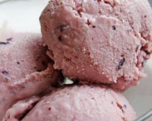 Домашнее мороженое с черной смородиной