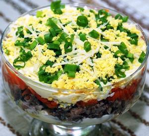 Очень вкусный рыбный слоеный салат