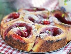 Пирог с вишней и творогом