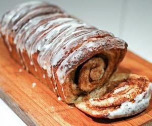 Разваливающийся хлеб с корицей