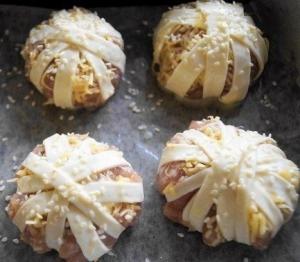 Соленые клубочки с мясным фаршем под сыром