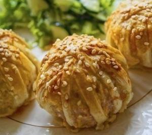 Соленые клубочки с мясным фаршем под сыром