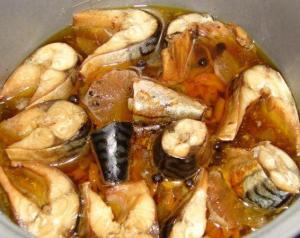 Тушеная скумбрия