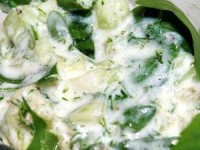 Чесночный салат-соус с огурцами для закуски