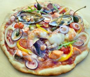 Пицца с морскими гадами, приготовленная в угольном гриле
