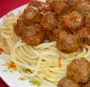 Спагетти с соусом из фрикаделек