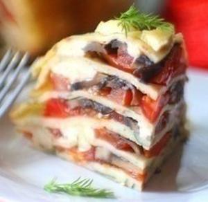 Блинный пирог с помидорами, грибами и сыром