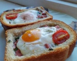 Бутерброд с яичницей и сосисками