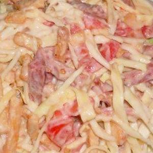 Салат с капустой, колбасой и сухариками